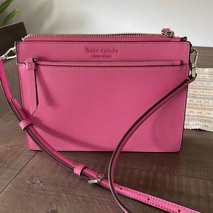 Super fun Kate spade bag! Great for spring and summer! Beautiful pink color!